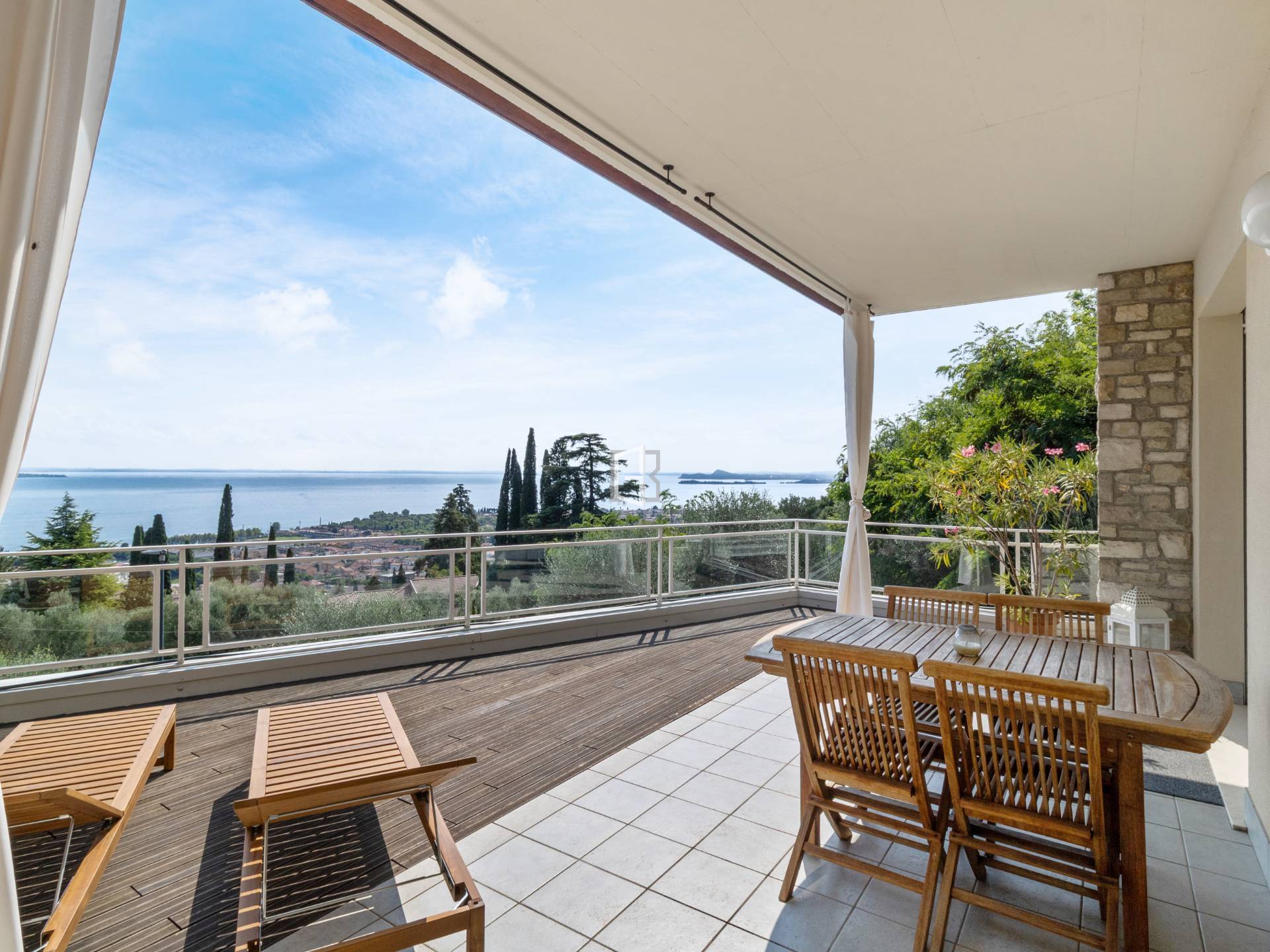 Exclusive two-rooms-flat with breathtaking lake view