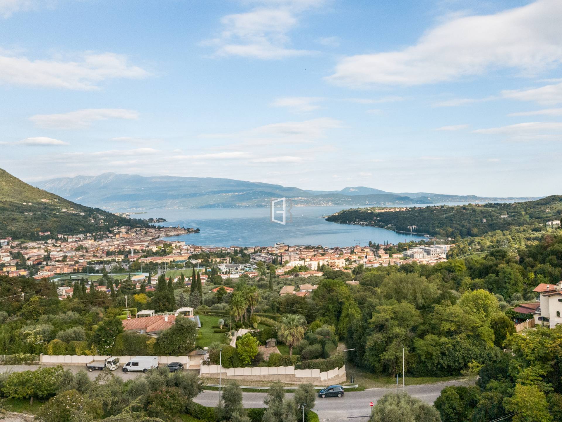 Villa da personalizzare con splendida vista lago e giardino privato.