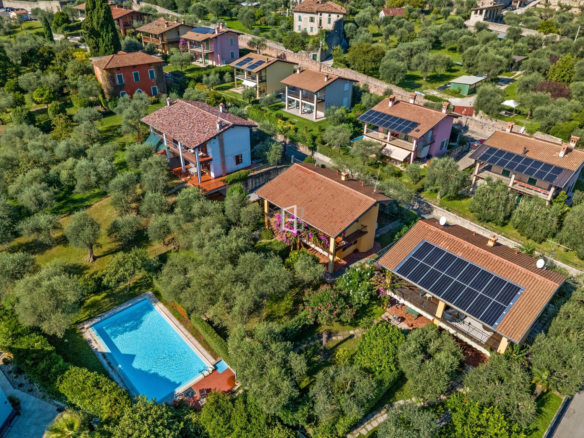 Porzione di villa bifamiliare con giardino privato a Toscolano Maderno