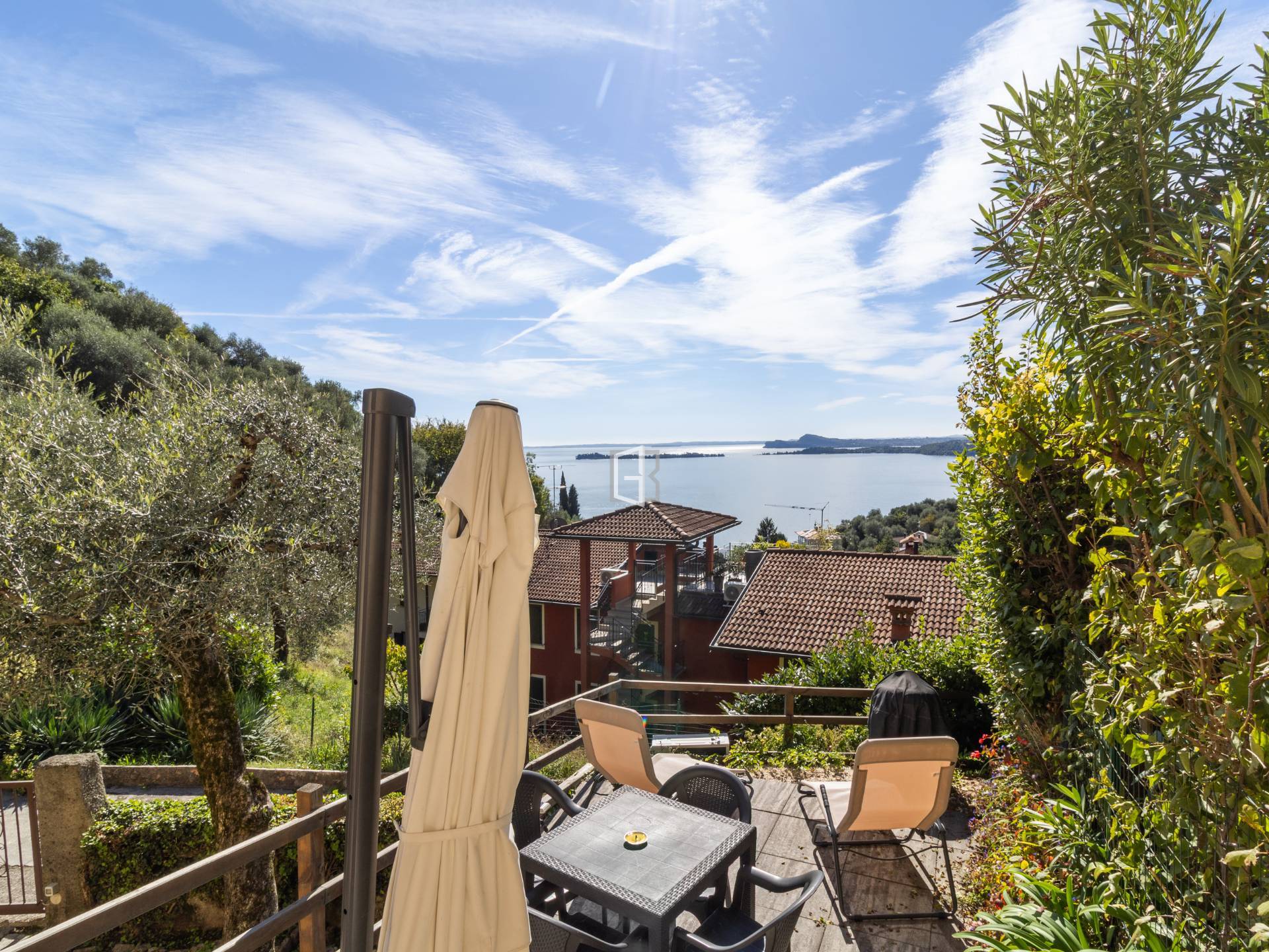 Elegante bilocale con terrazza privata e splendida vista lago