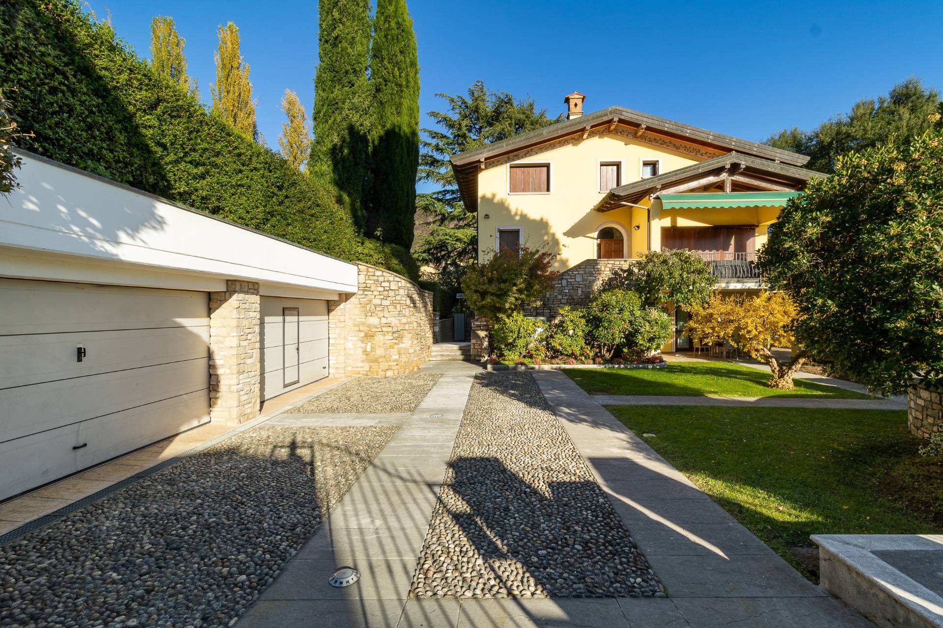 Signorile villa singola con parco privato e vista sul golfo di Salò