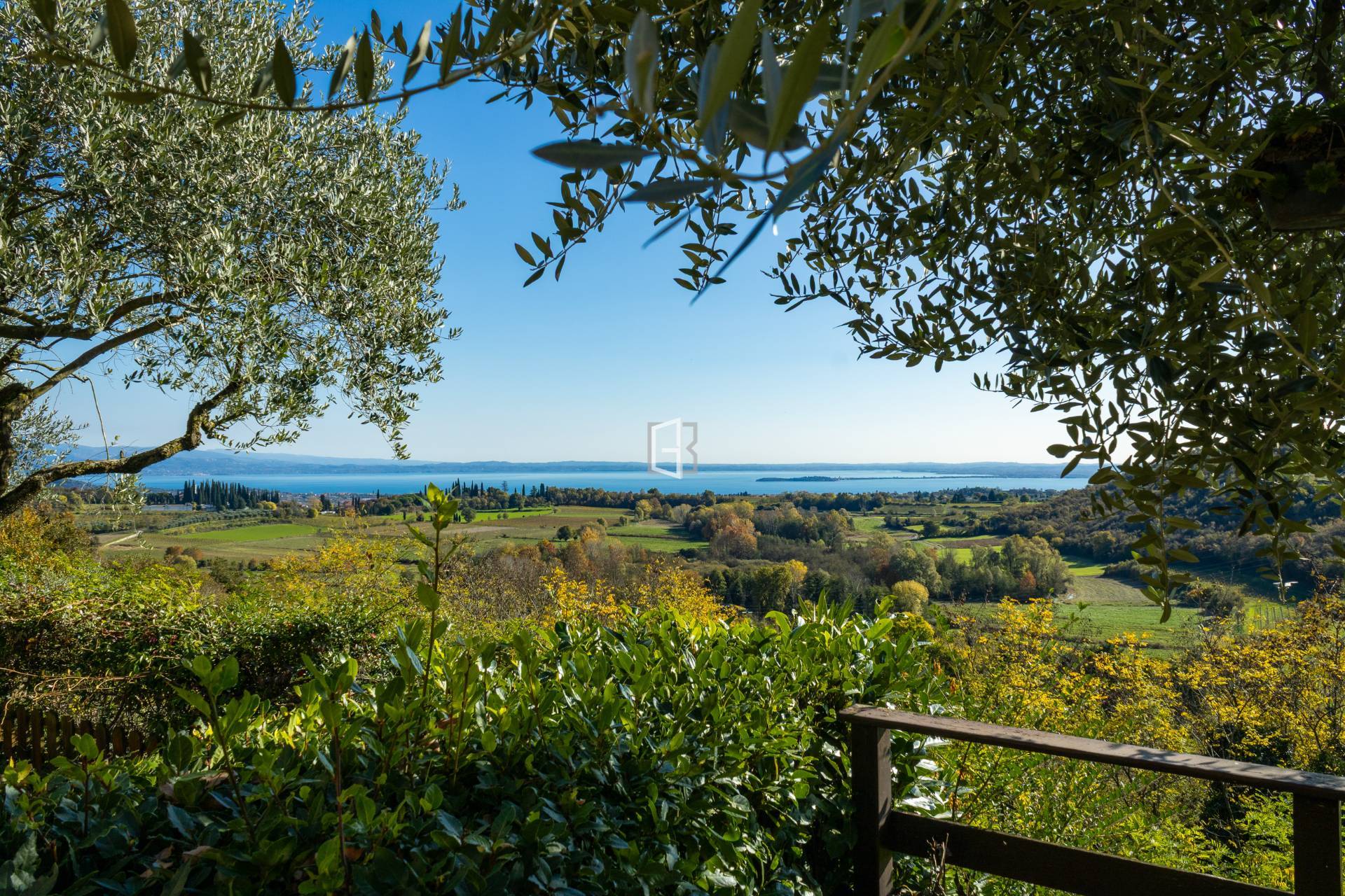 Elegante bilocale ristrutturato con portico, giardino e vista lago
