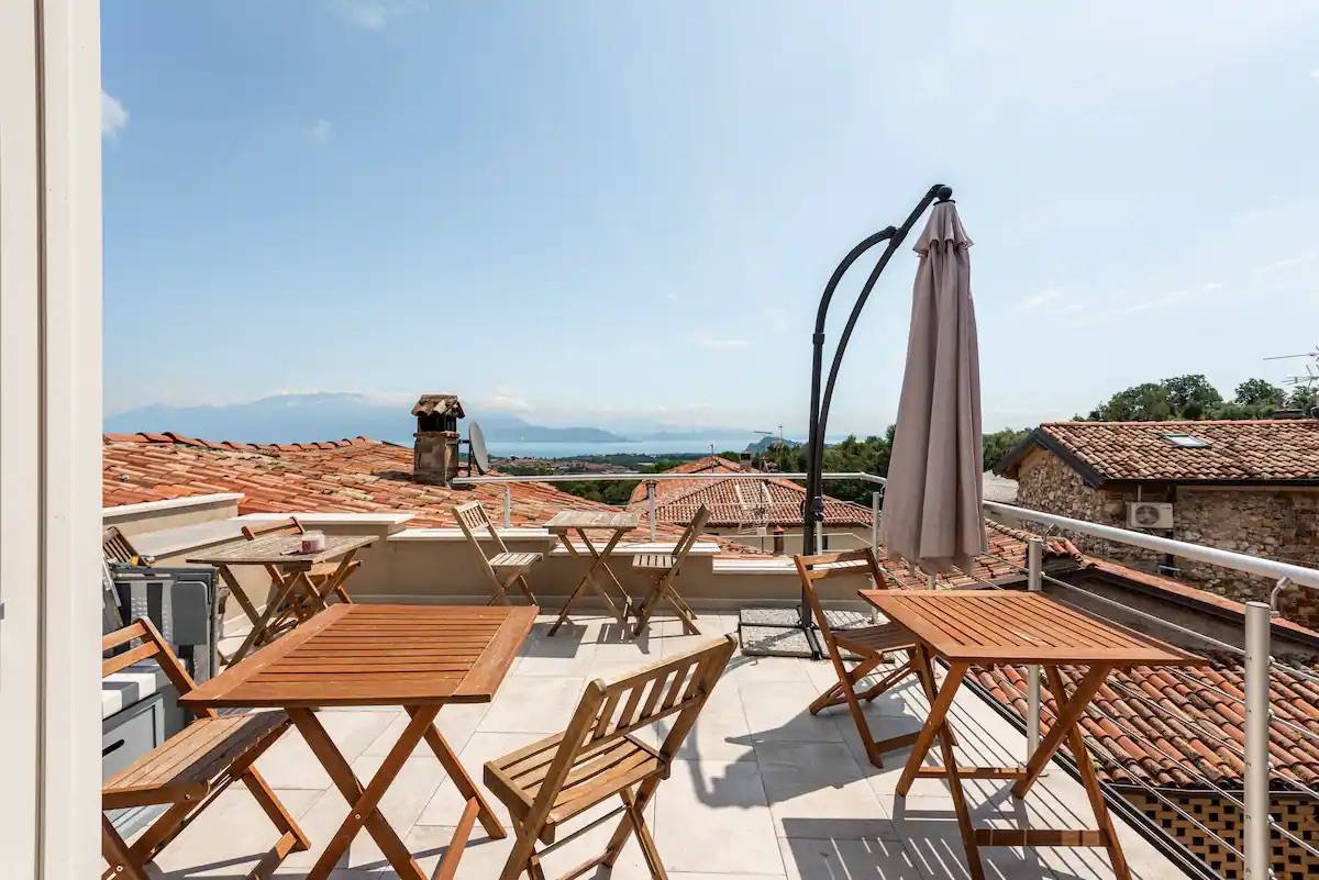 Porzione cielo-terra completamente ristrutturata con terrazza vista lago