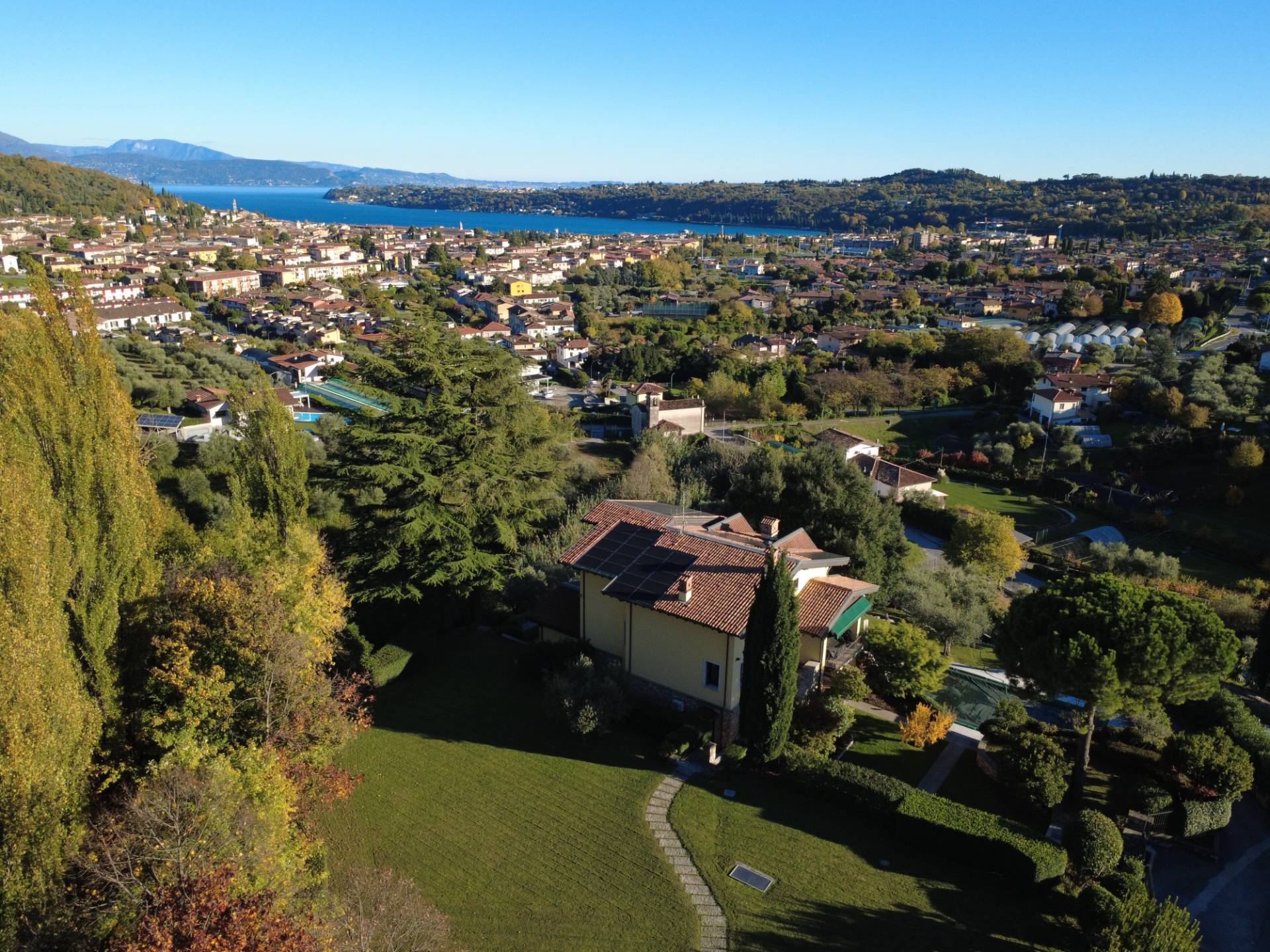 Signorile villa singola con parco privato e vista sul golfo di Salò