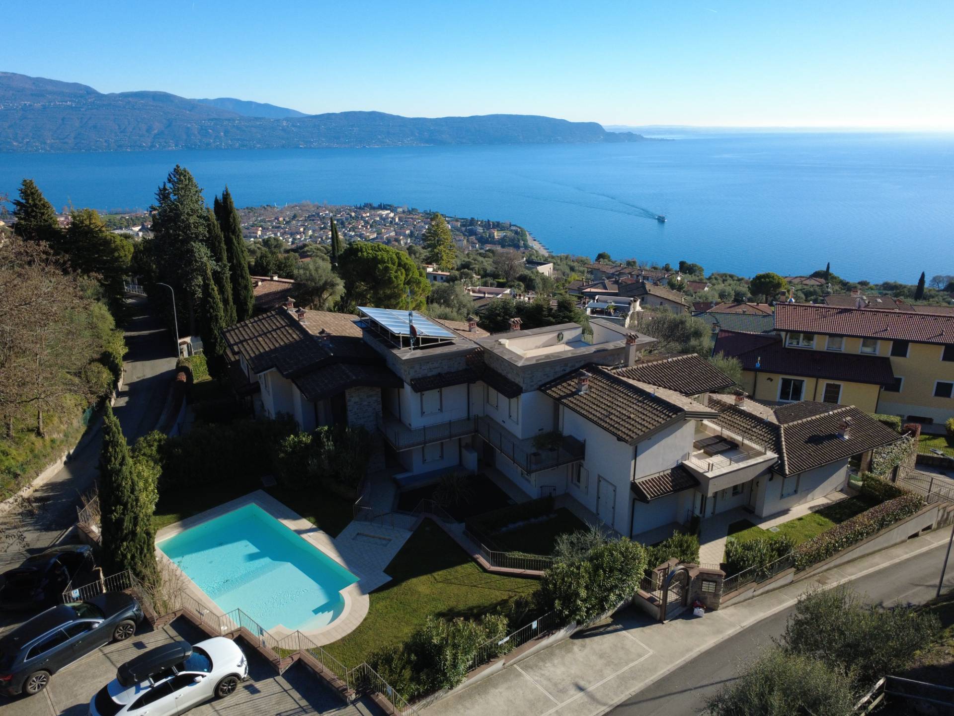 Elegante appartamento trilocale con parziale vista lago