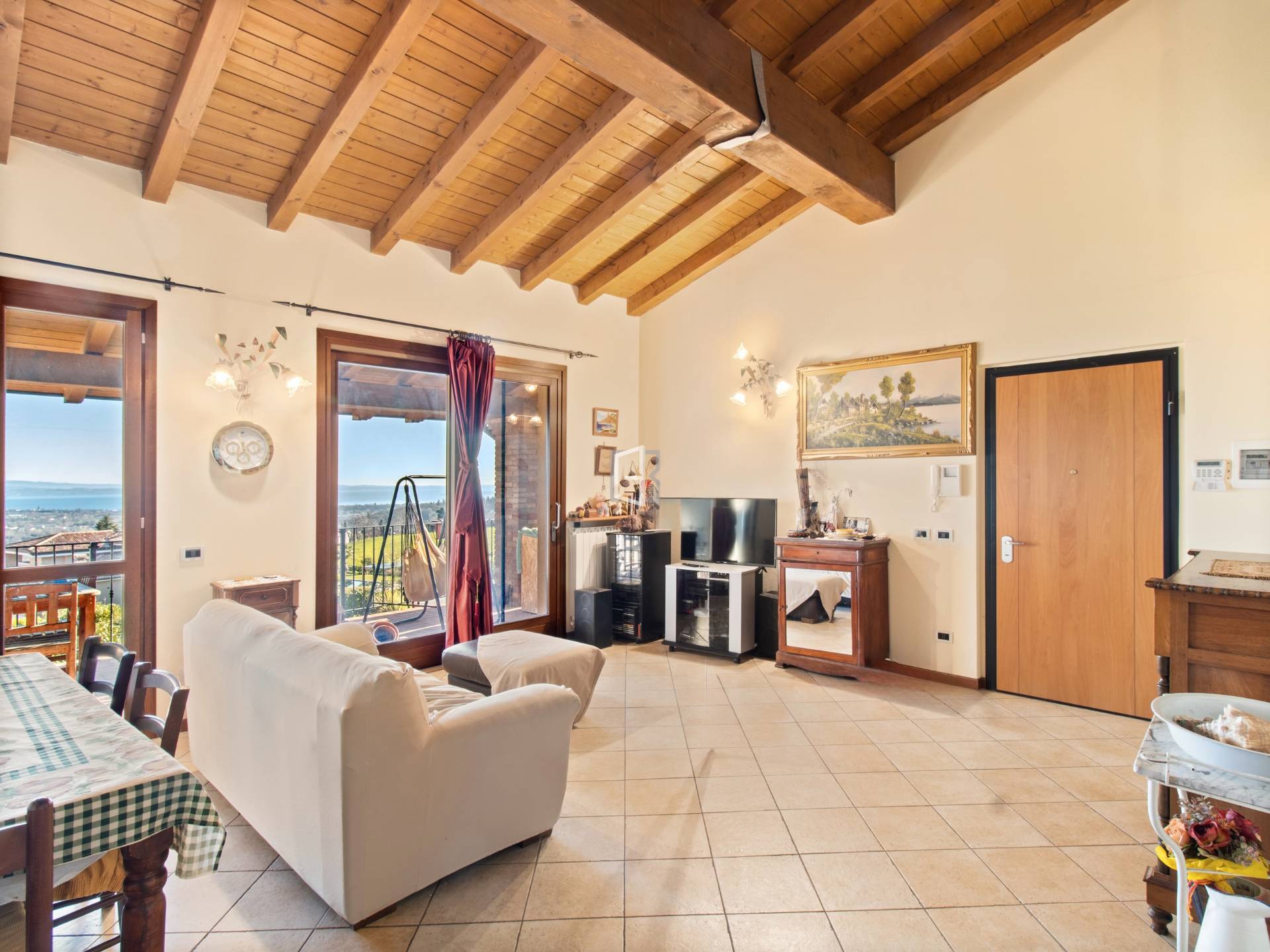 Spacious three-room apartment with lake view in Polpenazze del Garda