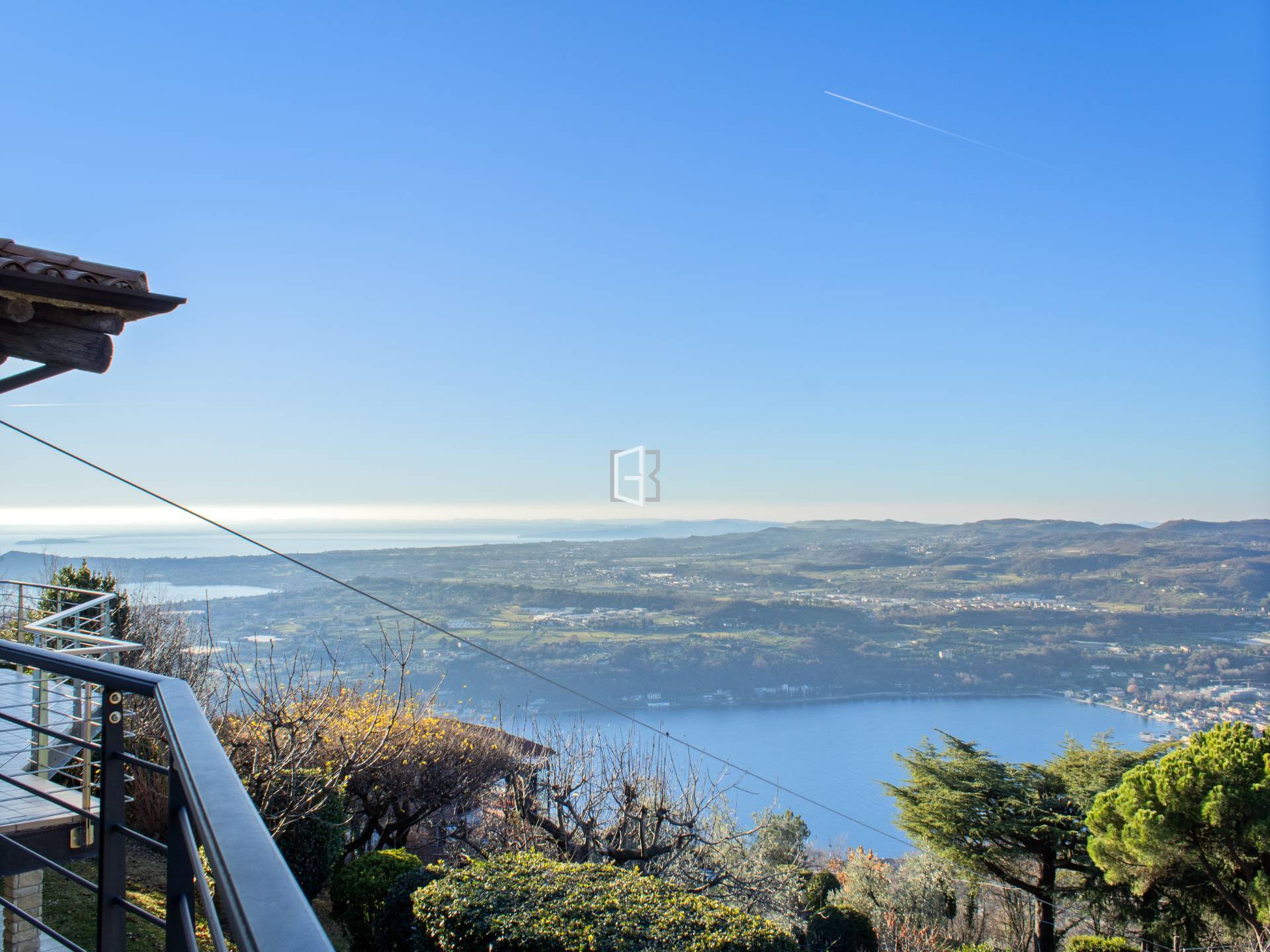 Una dimora dall'autentica eleganza sospesa sopra il golfo di Salò