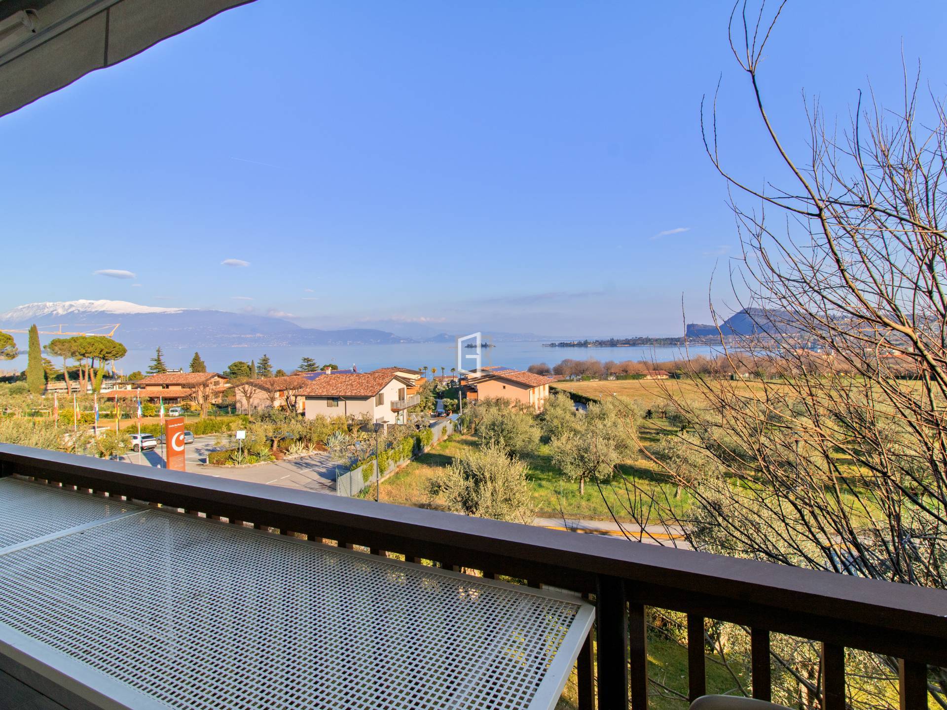 Elegante 3-Zimmer-Wohnung mit Panoramaseeblick, nur wenige Schritte vom Strand entfernt