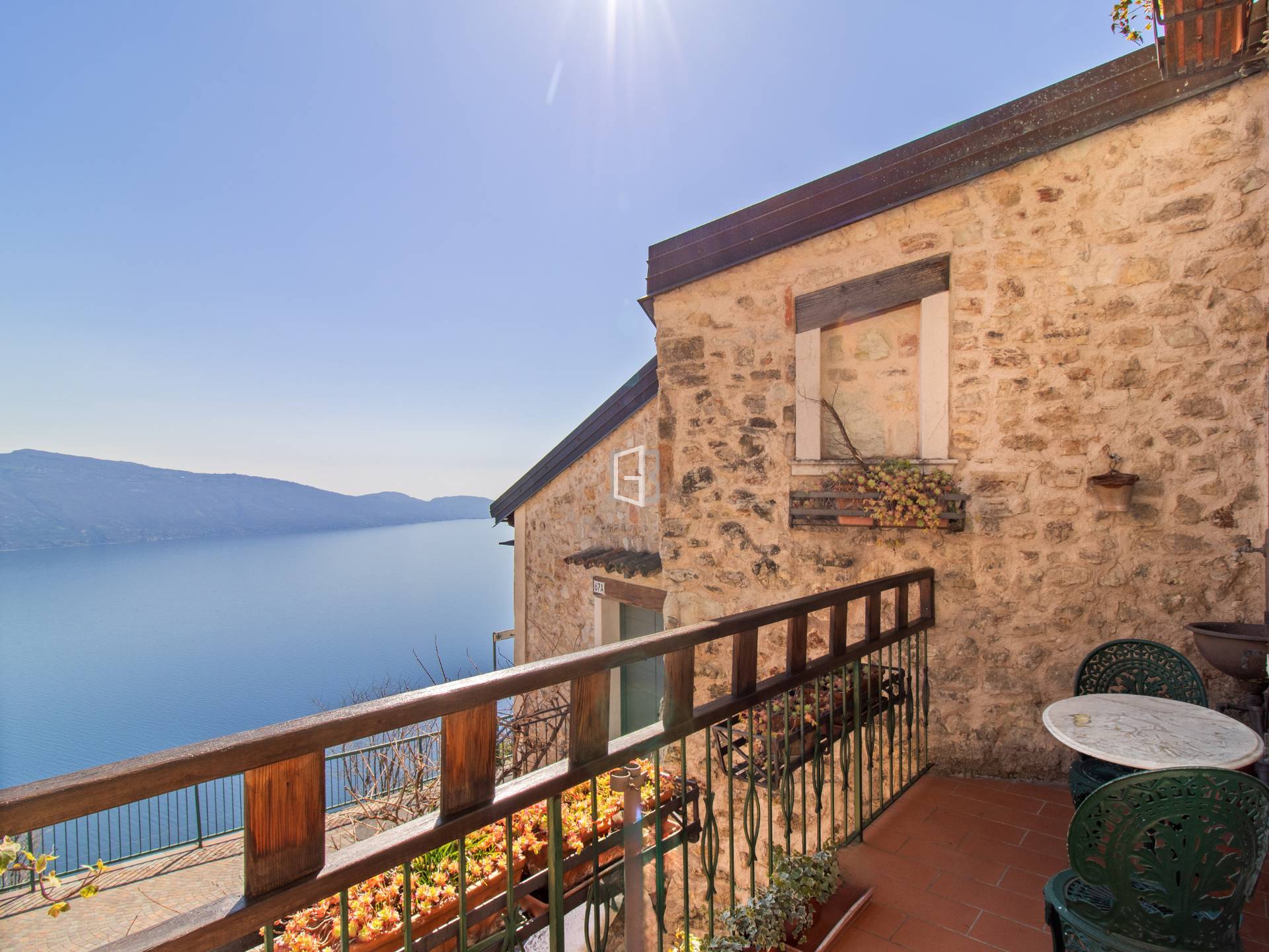 Caratteristica casa di pietra con vista lago totale