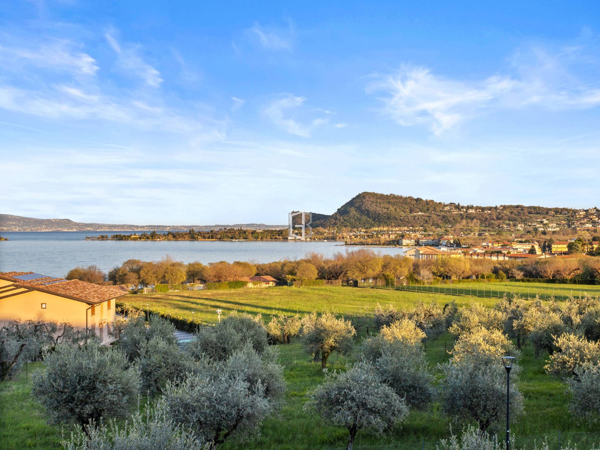Elegante trilocale con vista lago panoramica a pochi passi dalla spiaggia