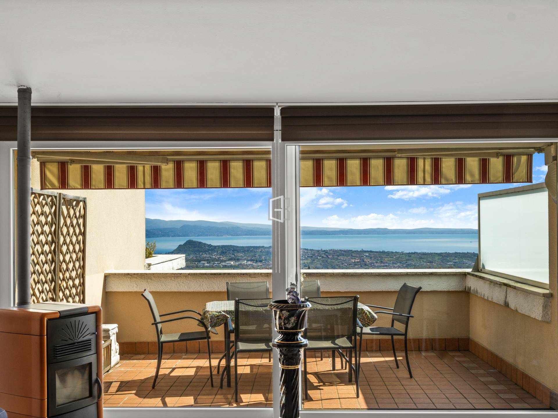 Bilocale ristrutturato con terrazzo e vista panoramica sul lago di Garda