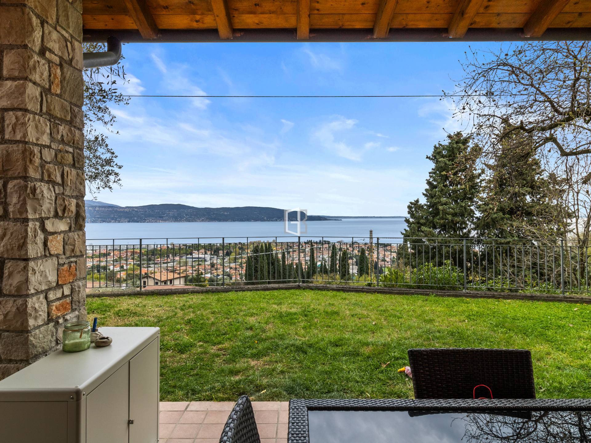 Bright two-bedroom apartment with breathtaking lake view