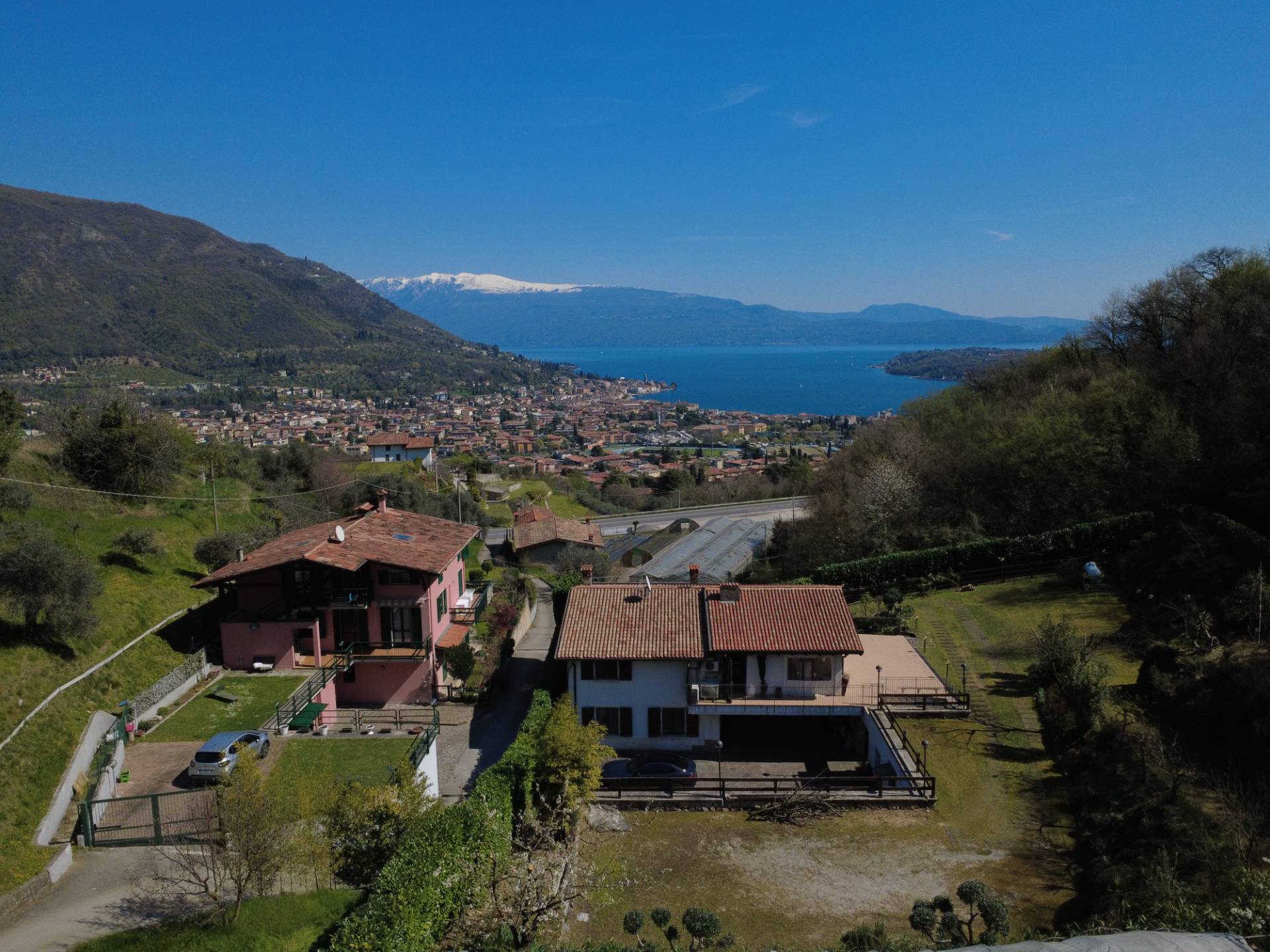 Villa con splendida vista lago a Salò, ampi spazi e 3.000 mq di terreno