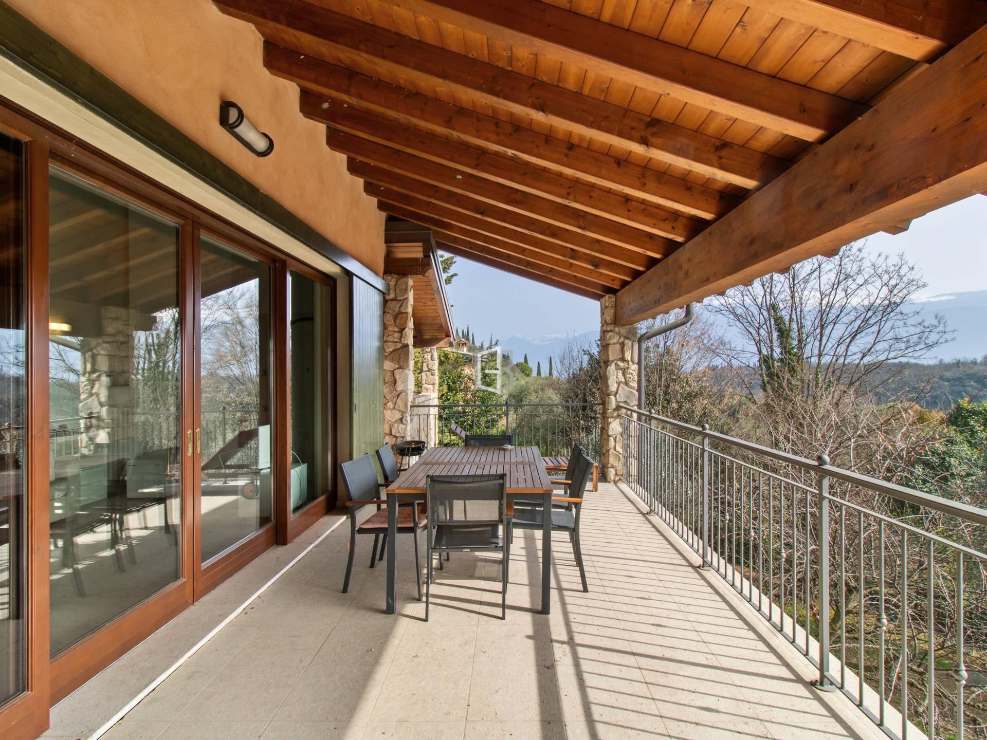 Trilocale nel Golf di Bogliaco con terrazza vista lago e piscina