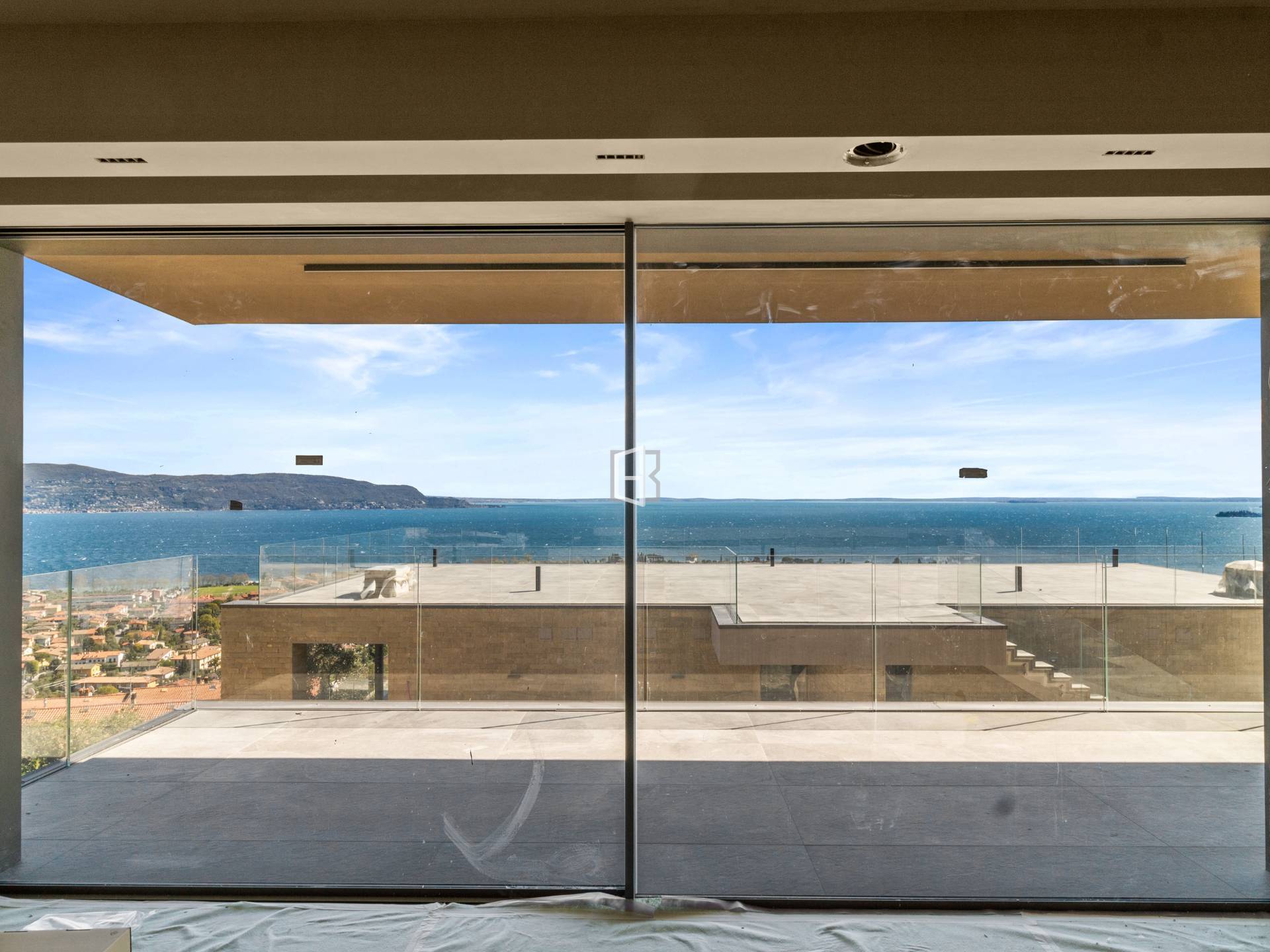 New and spacious apartment with lake view and garden