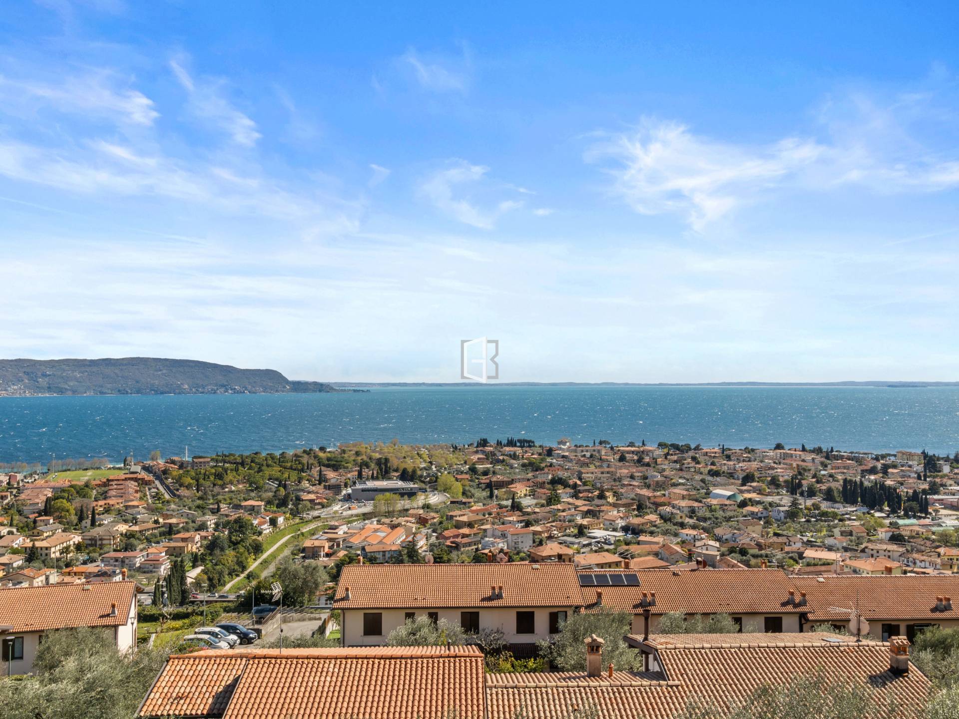 Beautiful penthouse with breathtaking lake view 