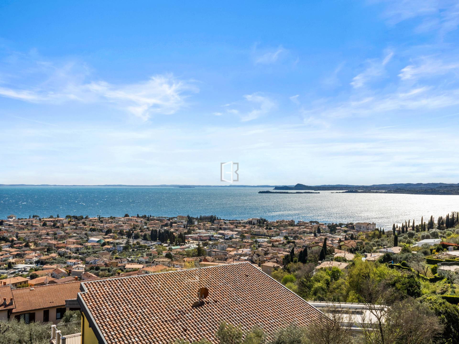 Ground-floor apartment with private garden and lake view