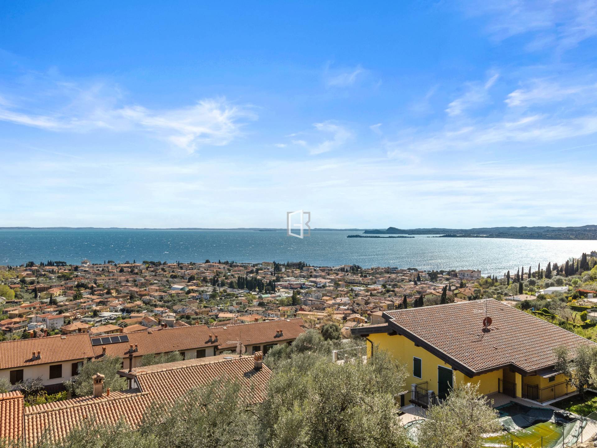 Modern apartment with garden and lake view i
