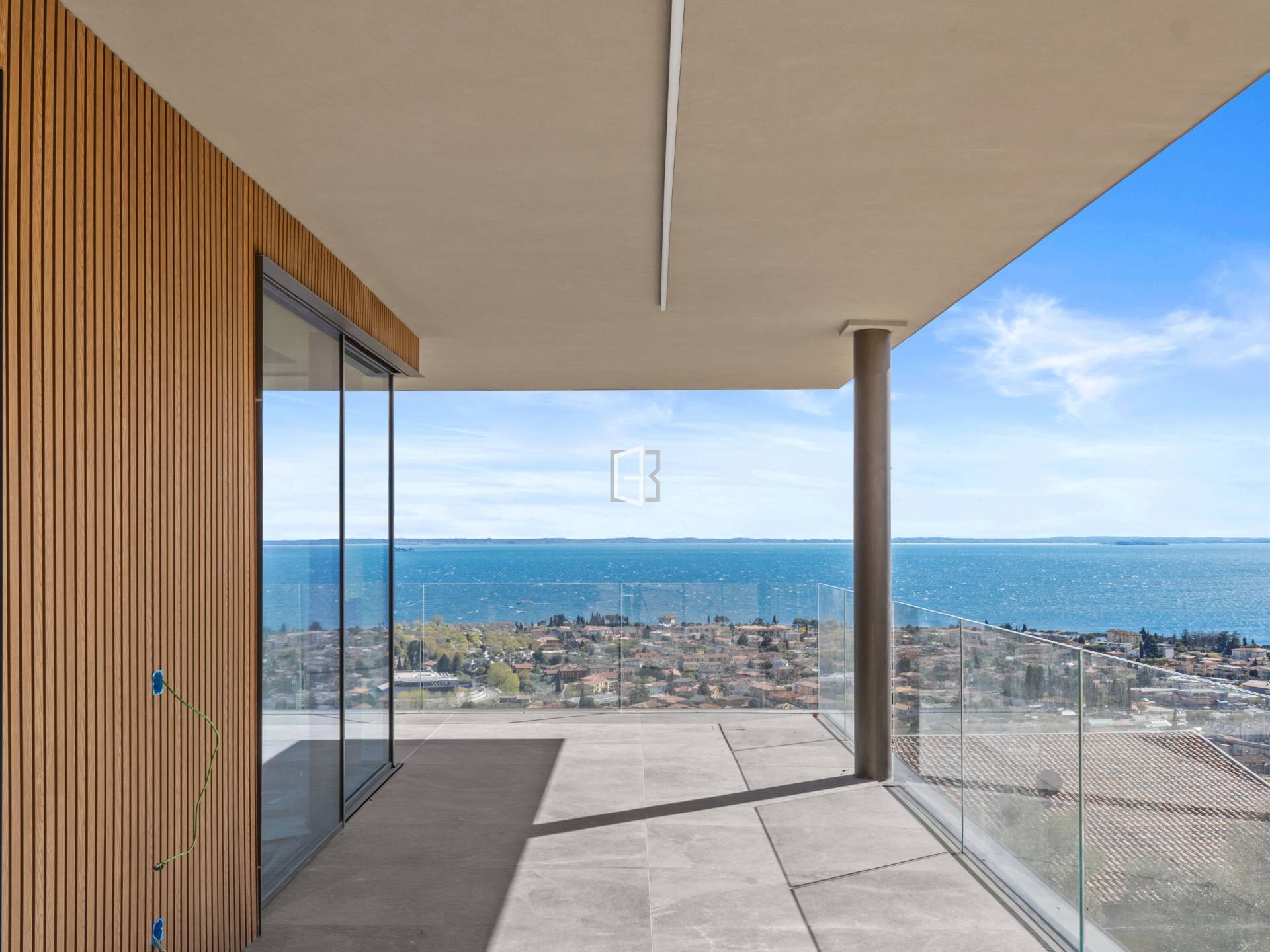 Newly built penthouse with breathtaking lake view