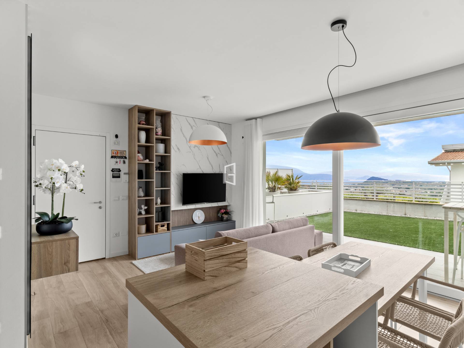 Refined three-room apartment with garden and lake view