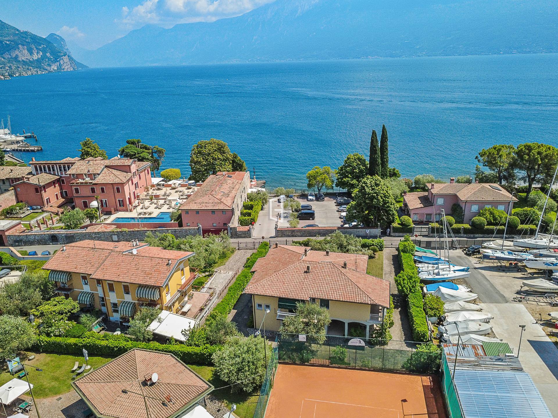 Villa vista lago a 100 metri dalla spiaggia