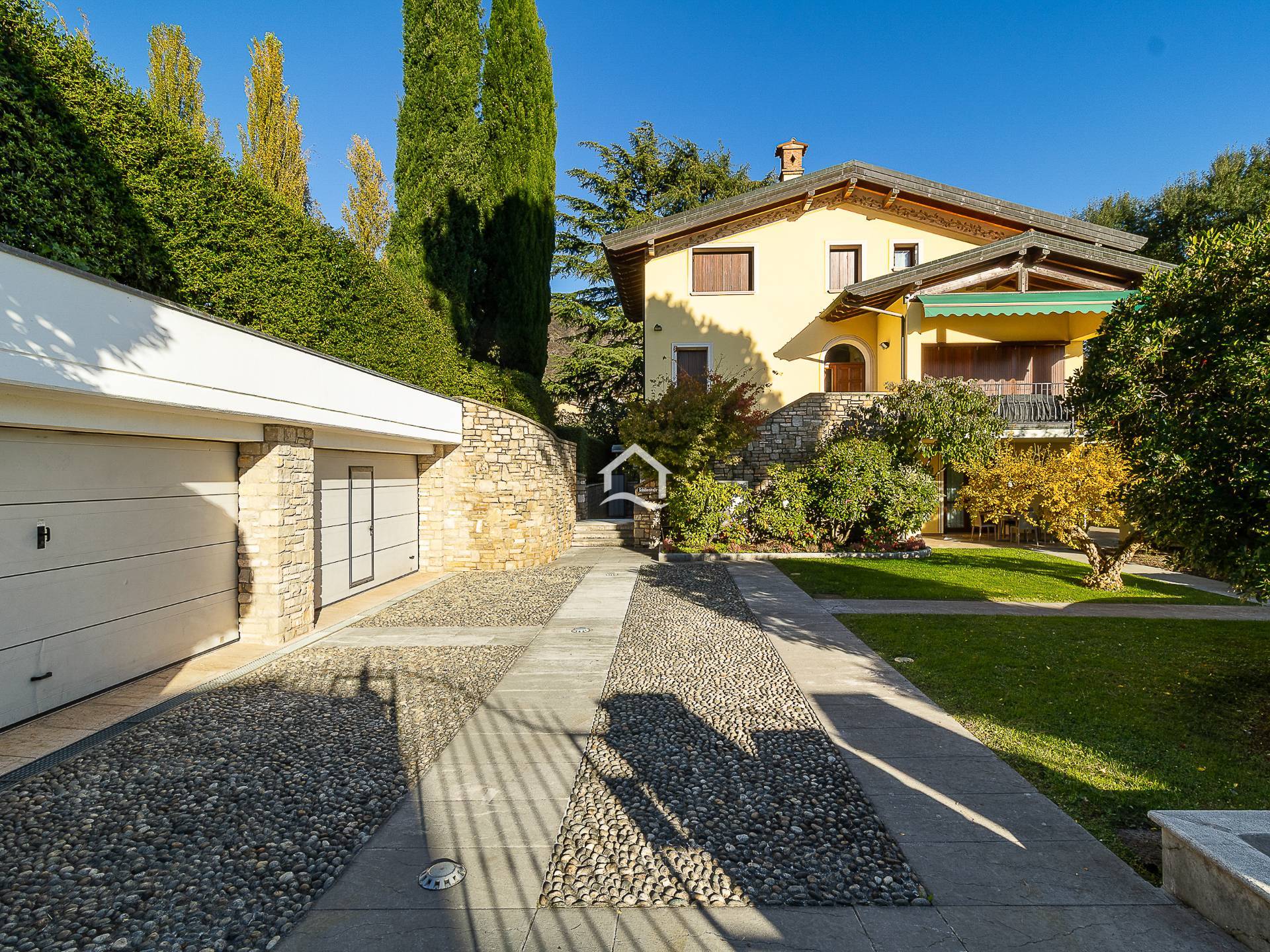Signorile villa singola con parco privato e vista sul golfo di Salò