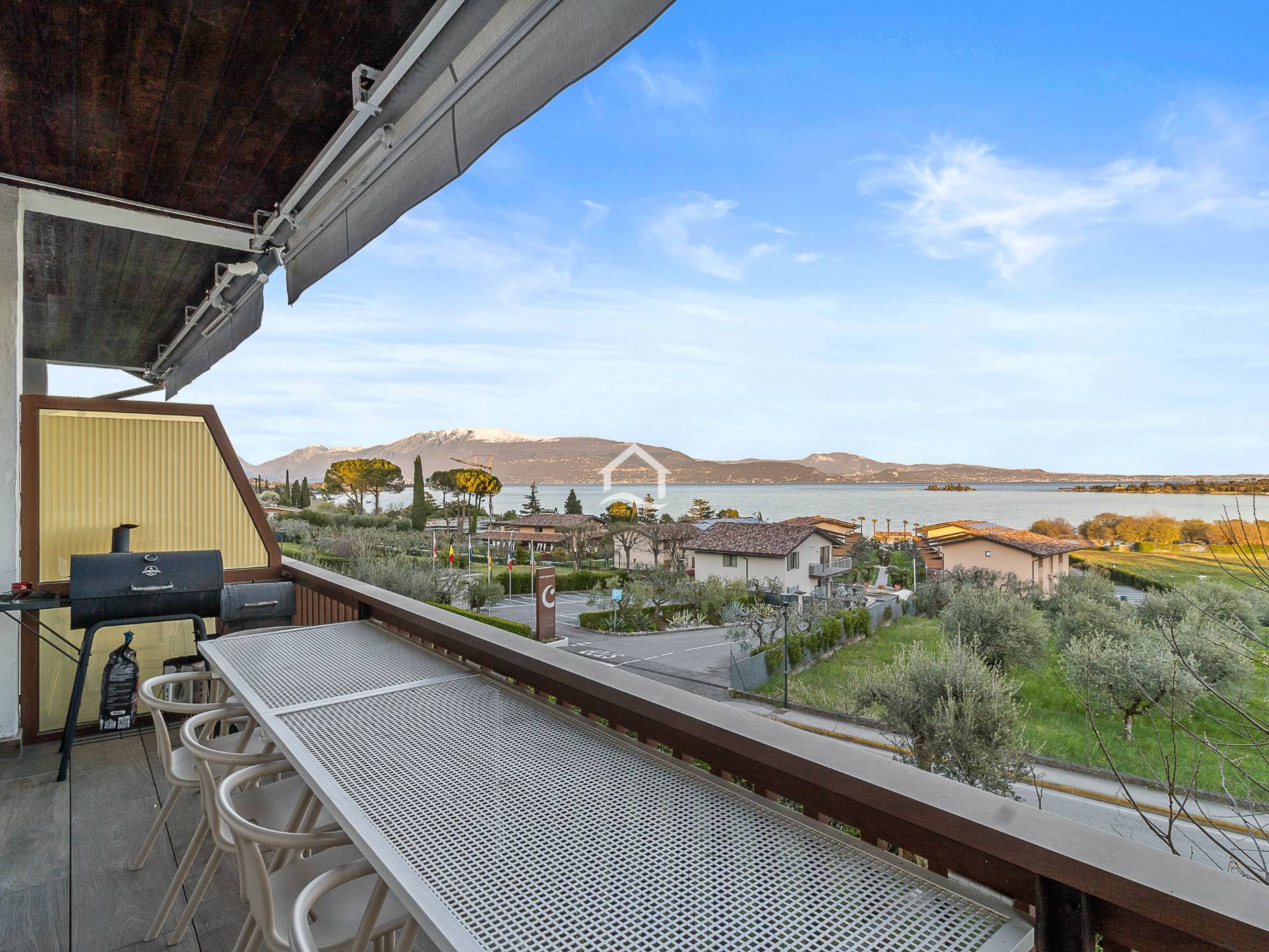 Elegante trilocale con vista lago panoramica a pochi passi dalla spiaggia