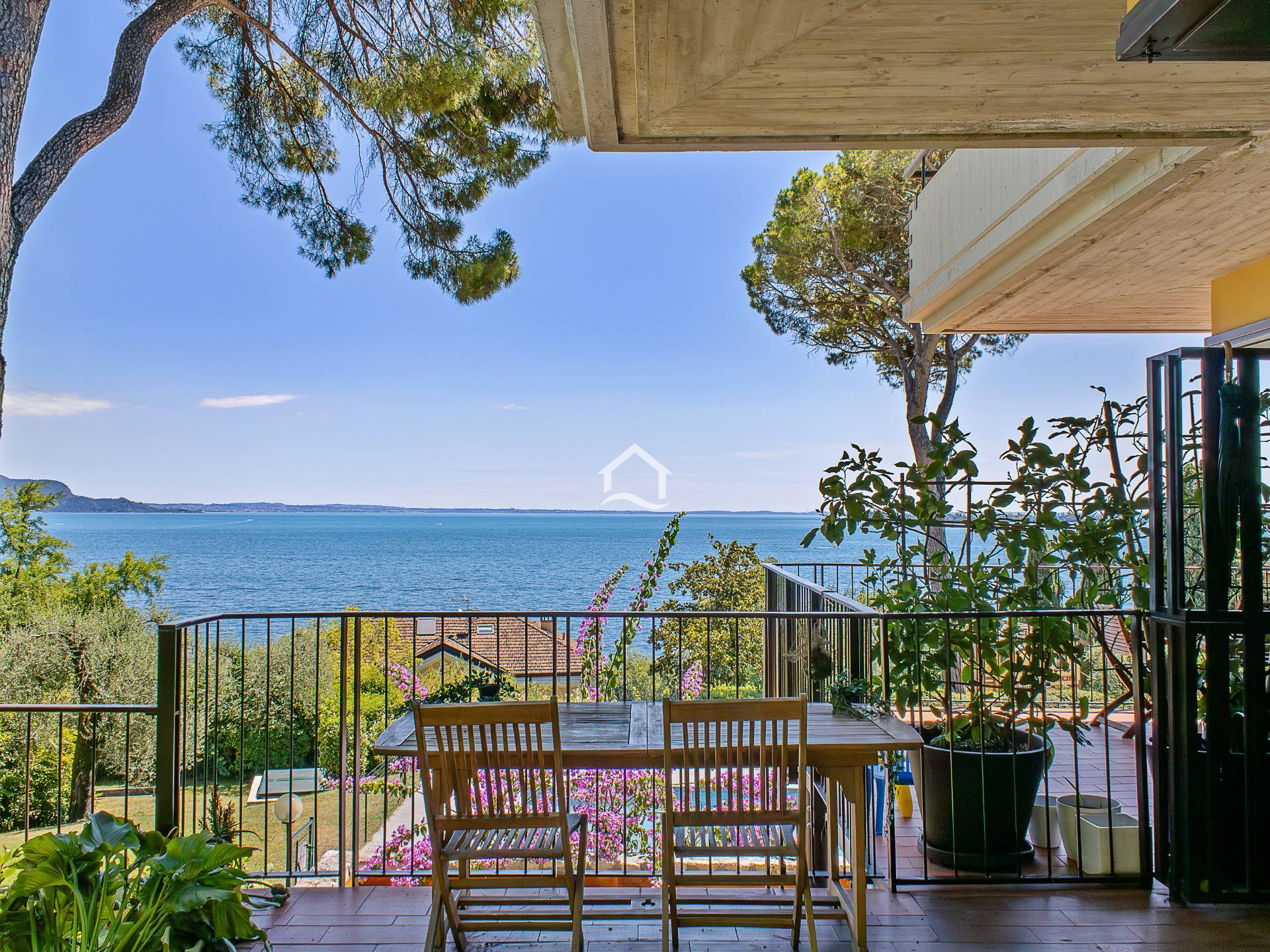 Elegante bilocale con vista lago e piscina