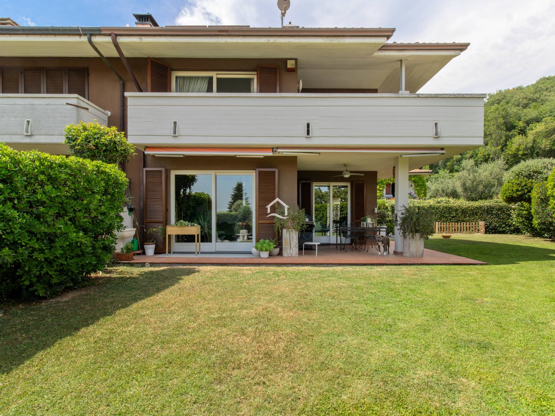 Villa bifamiliare con giardino, terrazza panoramica e vista lago