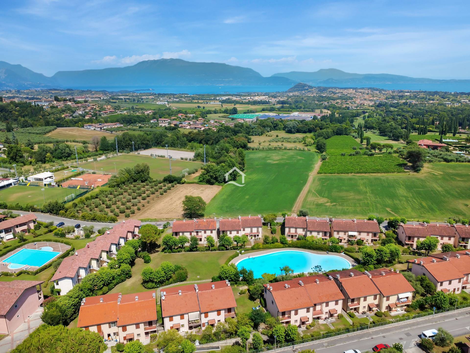 Elegante villetta a schiera con vista lago e piscina a Polpenazze del Garda