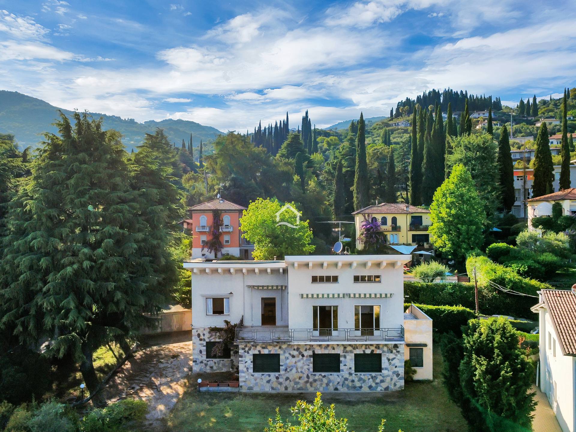 Prestigiosa villa singola con vista Lago a due passi dal lungolago di Gardone Riviera
