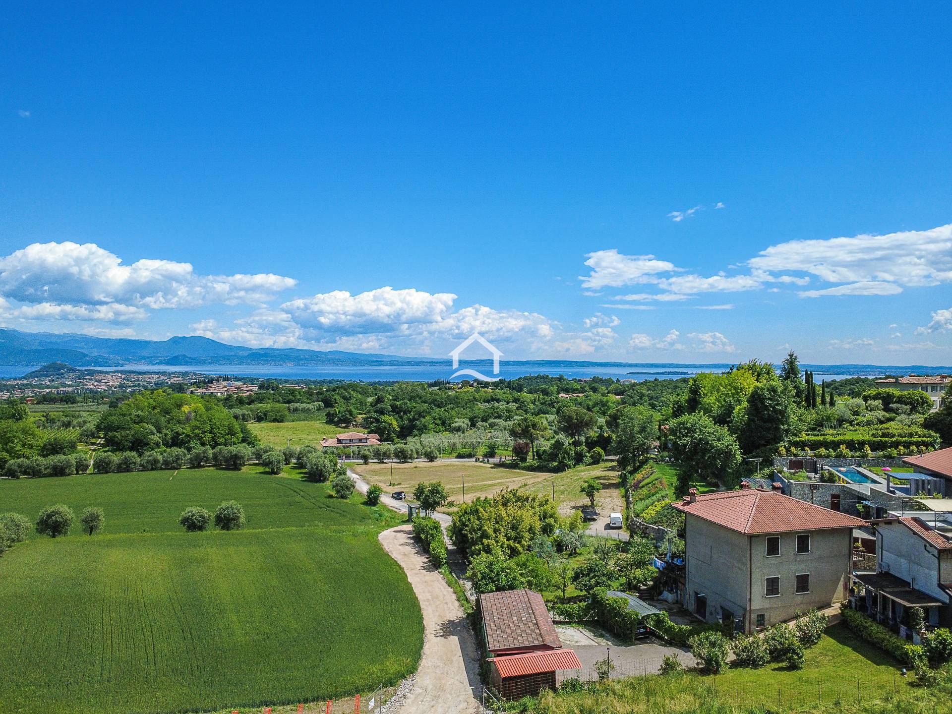 Ampio trilocale di nuova realizzazione con giardino vista lago