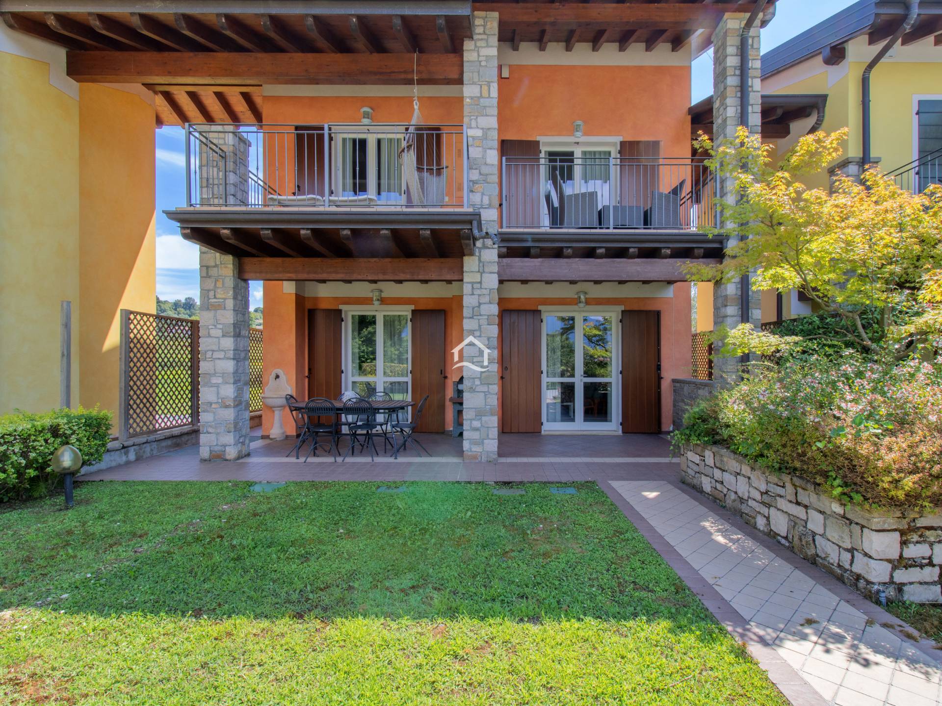Villa a Schiera con Giardino Privato e Piscina – A 100 metri dal lago