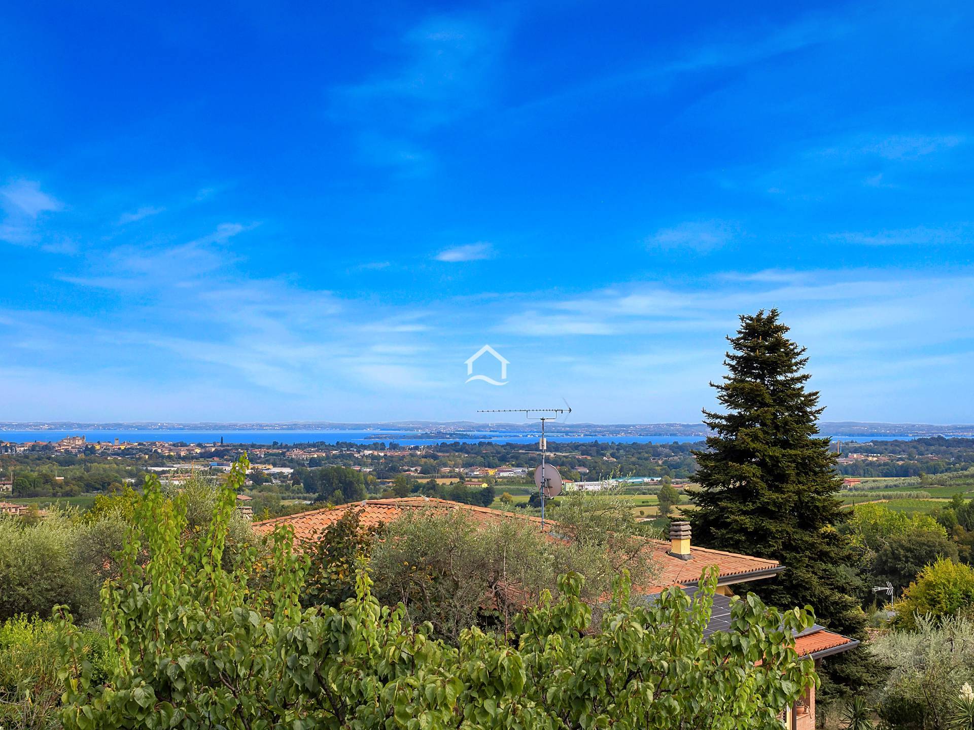 Villa bifamiliare con giardino, terrazza panoramica e vista lago
