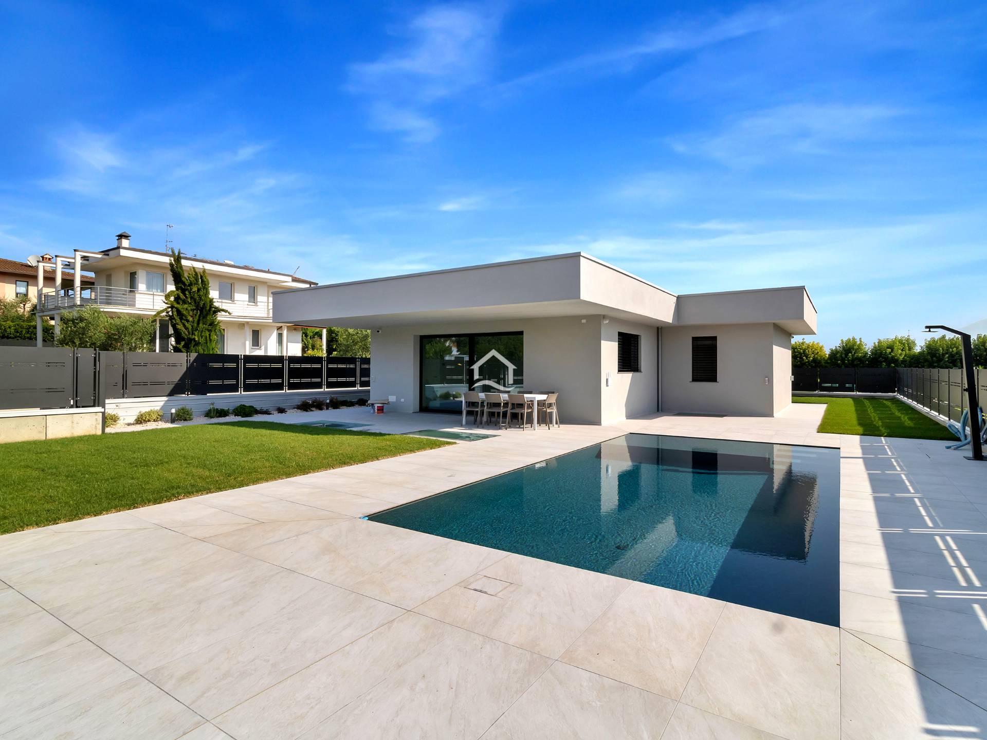 Villa di nuova costruzione con giardino privato e piscina