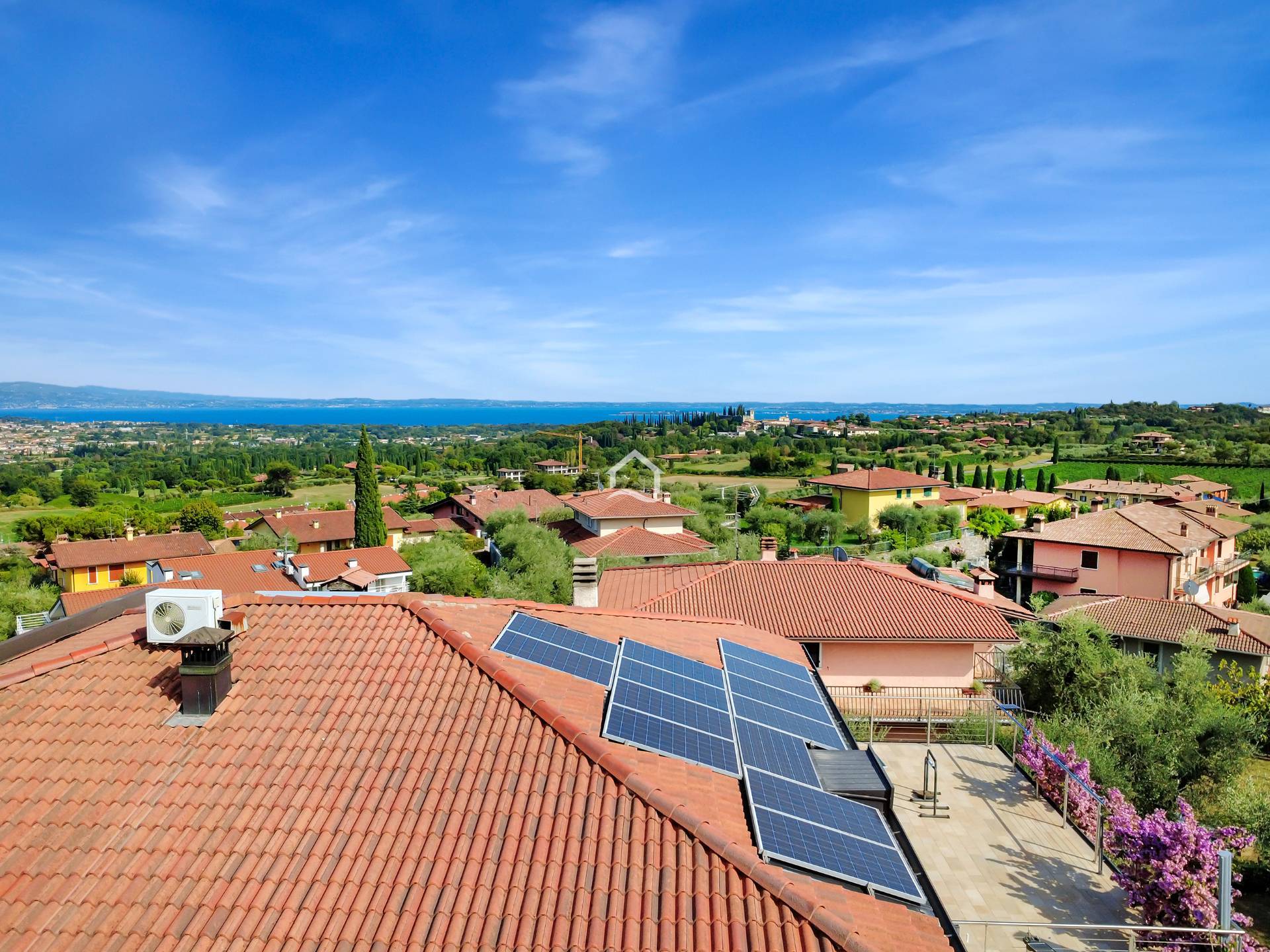 Villa di nuova costruzione con giardino privato e parziale vista lago
