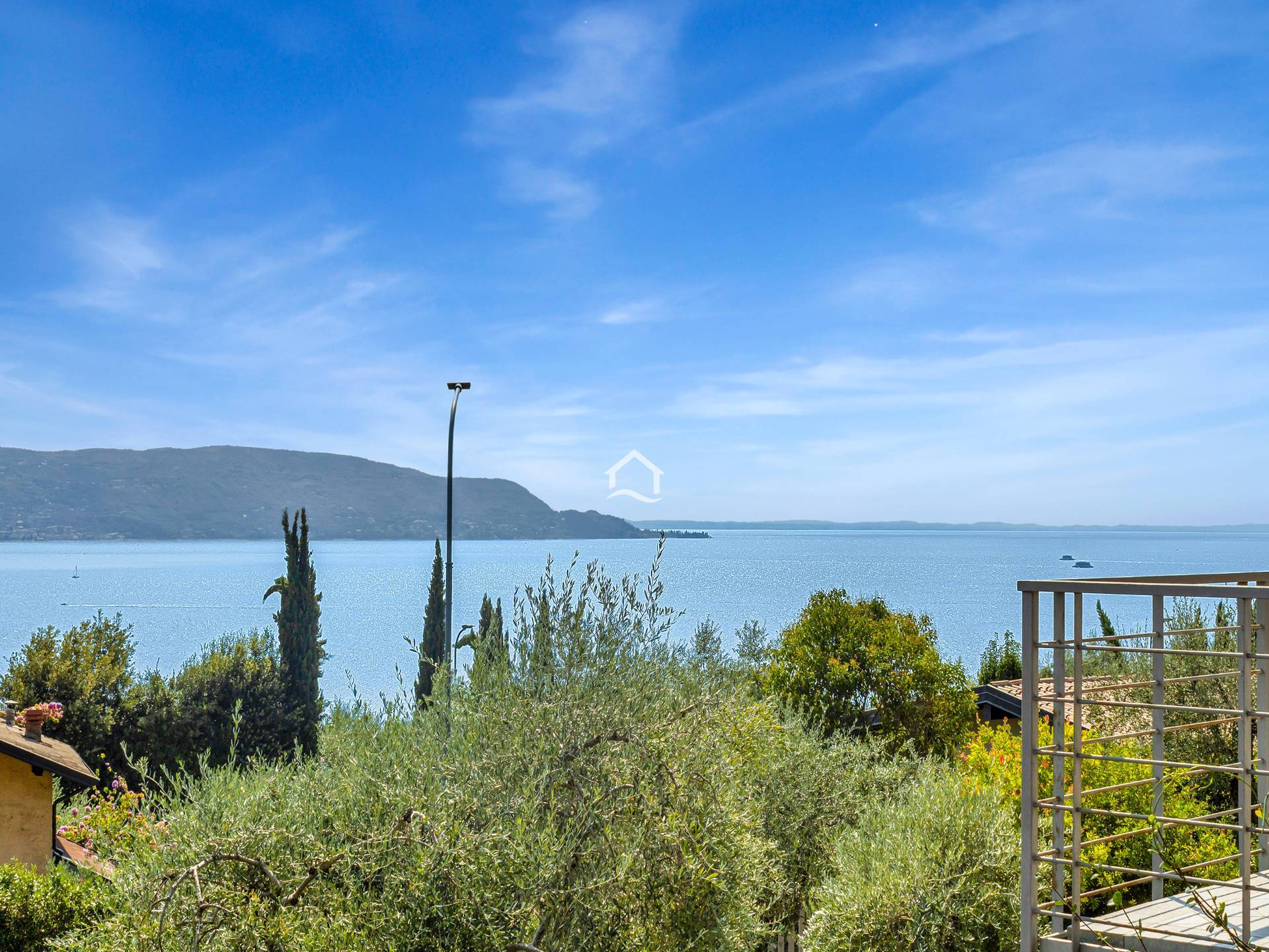 Elegante villetta a schiera con vista lago e piscina