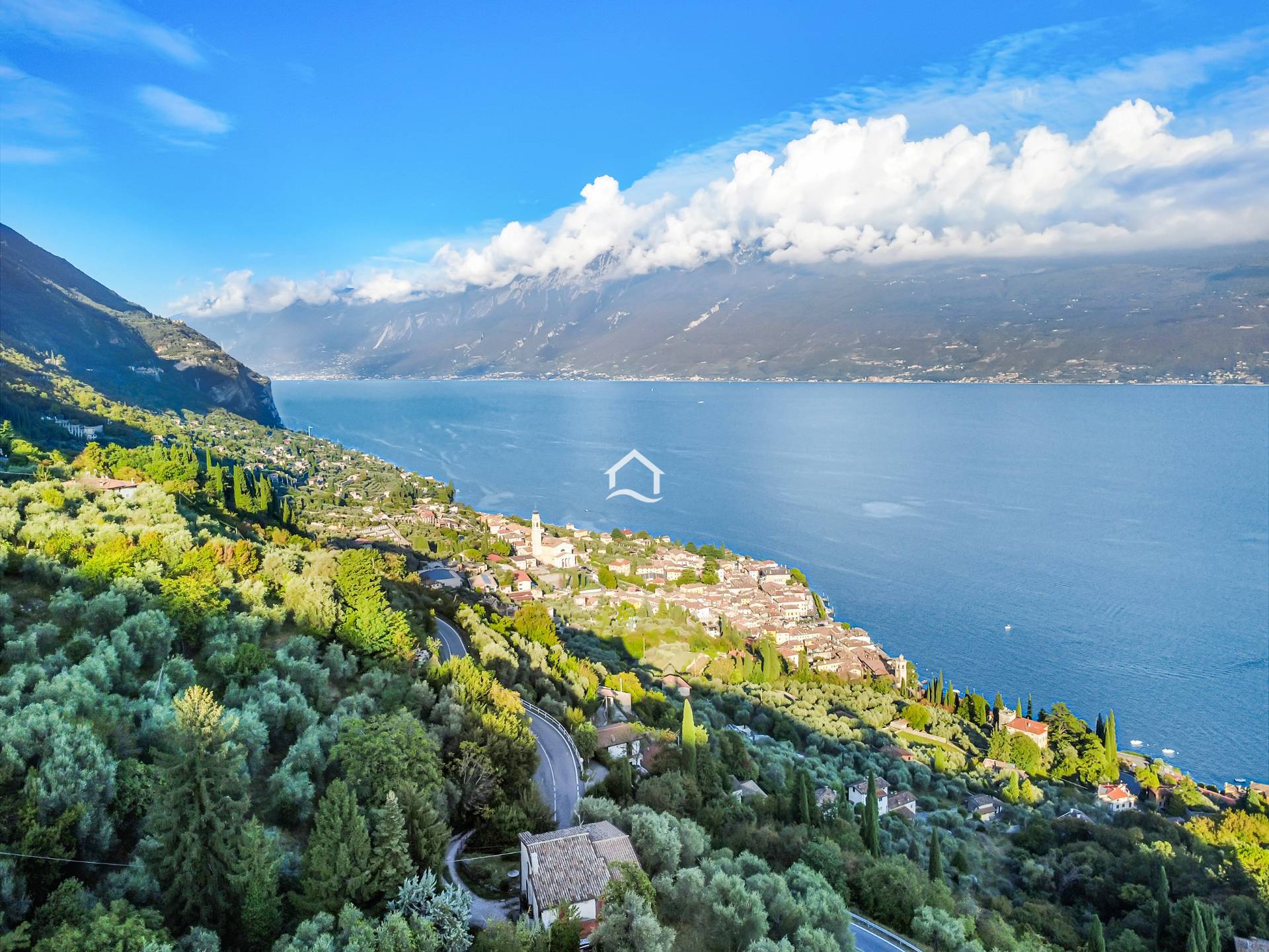Rustico storico con vista lago