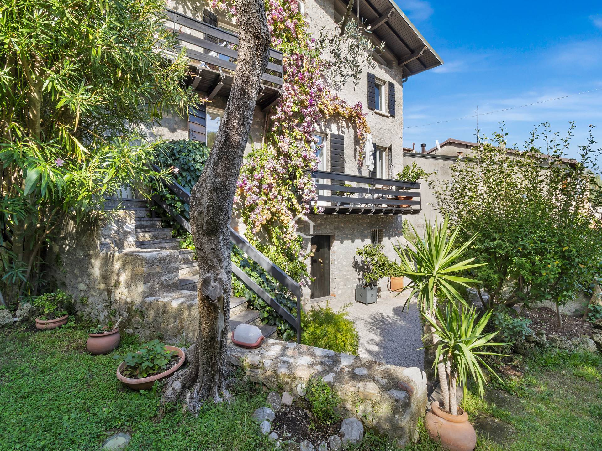 Affascinante casa in pietra con vista lago