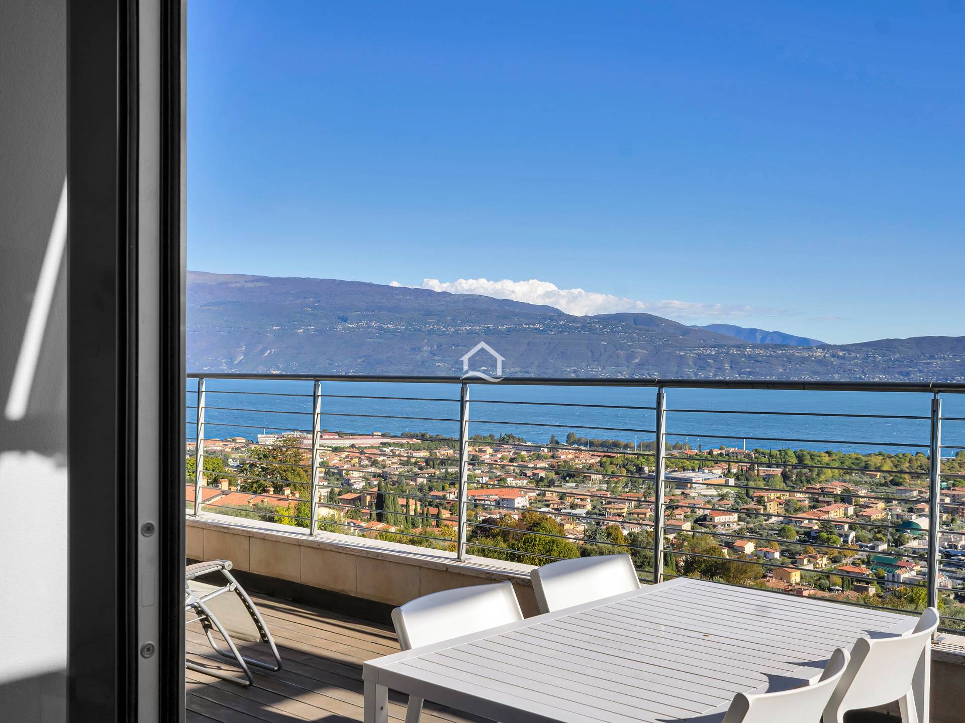 Esclusivo trilocale con vista lago panoramica e piscina