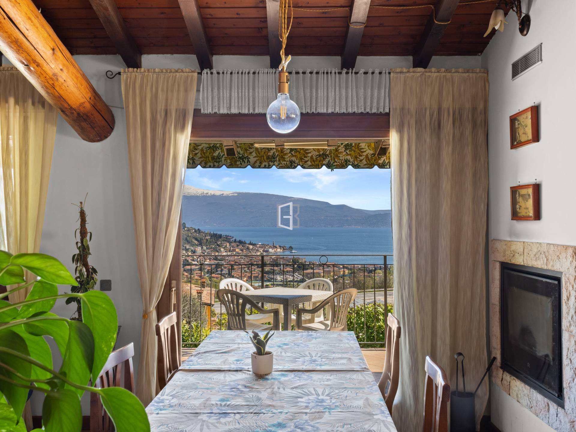 Villa singola con vista sul golfo di Salò