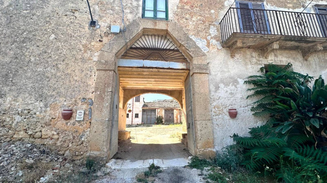 Locale commerciale in vendita a Partinico