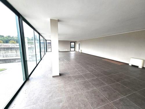 Locale commerciale in affitto a Paruzzaro