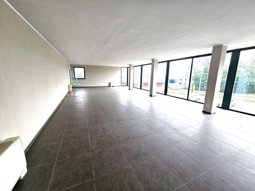 Locale commerciale in affitto a Paruzzaro