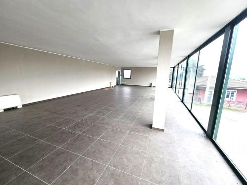 Locale commerciale in affitto a Paruzzaro