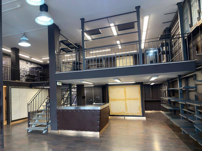 Locale commerciale in affitto a Dormelletto