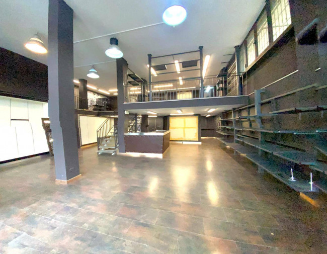 Locale commerciale in affitto a Dormelletto