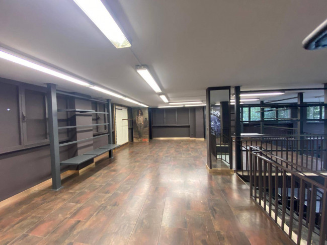 Locale commerciale in affitto a Dormelletto