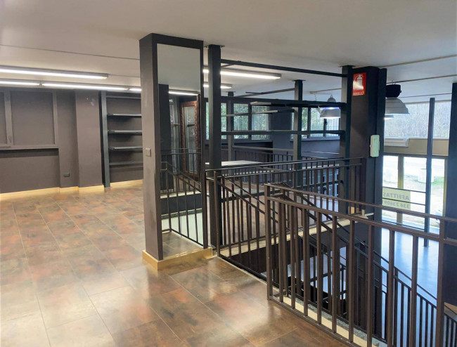 Locale commerciale in affitto a Dormelletto
