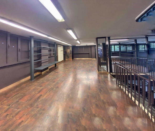 Locale commerciale in affitto a Dormelletto
